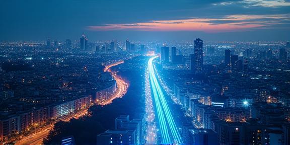 Vista notturna della rete urbana a Milano con luci in fibra ottica
